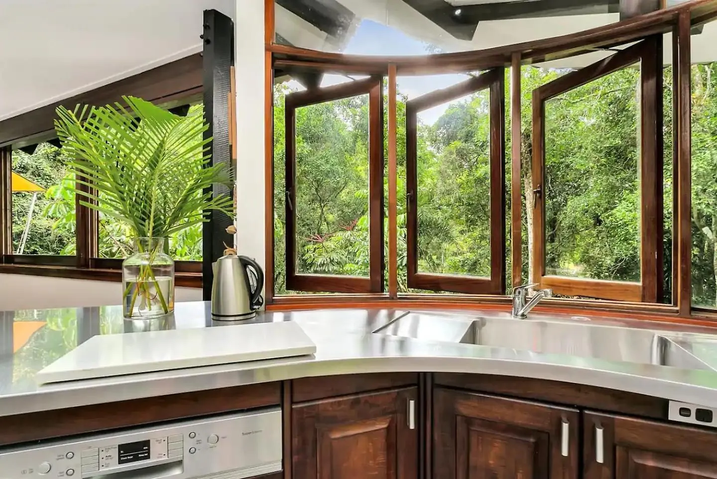 Hideaway Treehouse - A Secluded Rainforest Retreat Bayview Heights 0*,  Ausztrália